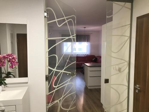 une chambre avec une porte en verre et un salon dans l'établissement Foreta, à Bratislava