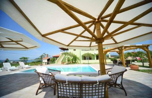 Apartment 1 with pool and sea view