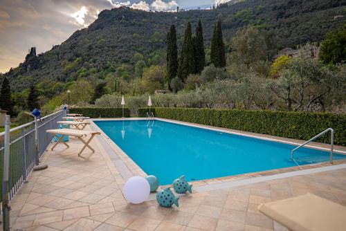 The swimming pool at or close to Podere Sotto il cielo di Toscana casa vacanze con 5 monolocali indipendenti 2 bungalowe nell uliveto piscina parcheggio Only adults Pet friendly