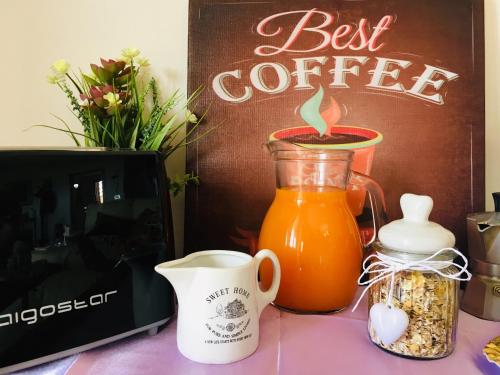 un tavolo con frullatore e una tazza di caffè di Voce Del Mare - sea view- Alghero Airport ad Alghero