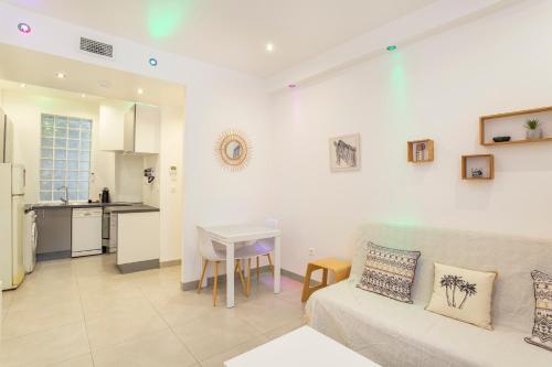 een woonkamer met een bank en een tafel bij Appartement "Les pieds dans l'eau" 1 chambre Parking JO in Marseille