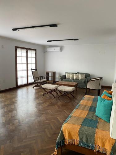 a living room with a bed and a couch at Balcón de los Campanarios in Salta