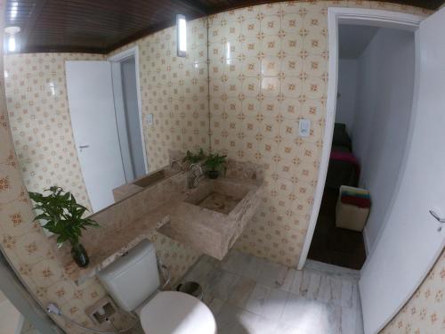 サルバドールにあるAp Ondinaのバスルーム(洗面台、トイレ、鏡付)