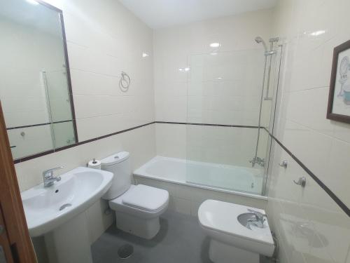 Ένα μπάνιο στο Apartamentos Coralba - El Escondite de la Bahía