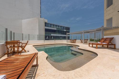 - une piscine au-dessus d'un bâtiment dans l'établissement Hotel Regatta Cartagena, à Carthagène des Indes