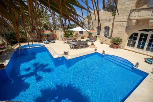 an overhead view of a large blue swimming pool at Bebbuxa Holiday Home in Għarb