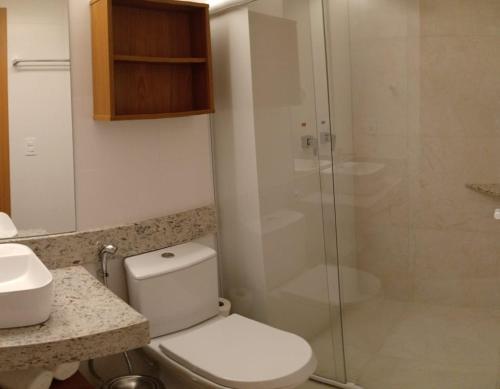 薩利諾波利斯的住宿－SALINAS EXCLUSIVE RESORT - 0402 ii，一间带卫生间和玻璃淋浴间的浴室