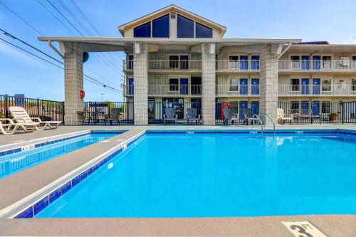 a swimming pool in front of a hotel at Briarstone Inn in Pigeon Forge