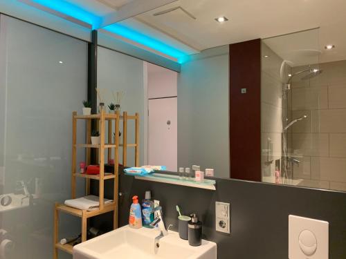 y baño con lavabo y espejo. en Exklusive Wohlfühloase by Rabe - Parkplatz & free Netflix & Coffee-Bar en Karlsruhe