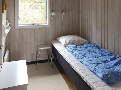 HalsにあるThree-Bedroom Holiday home in Hals 38の窓付きの客室の小さなベッド1台分です。