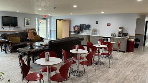 TV a/nebo společenská místnost v ubytování Windsor Place Inn