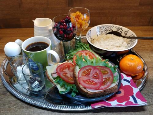 un piatto di cibo con panino, riso e caffè di Wanha kunnantalo a Pudasjärvi