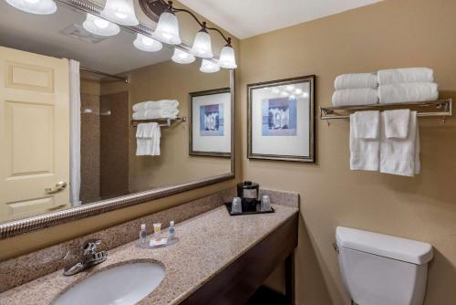 Phòng tắm tại Comfort Inn & Suites Virginia Beach - Norfolk Airport