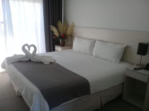 سرير أو أسرّة في غرفة في Hotel UNL-ATE