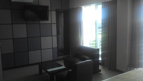 sala de estar con sofá y ventana en TIERRA VIVA, en Comitán de Domínguez