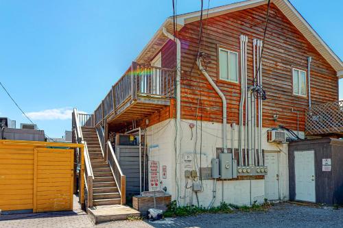 una casa con una escalera en el lateral de ella en Folly Beach Condos, en Folly Beach