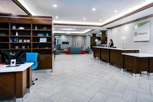 Lobby alebo recepcia v ubytovaní Holiday Inn & Suites College Station-Aggieland, an IHG Hotel