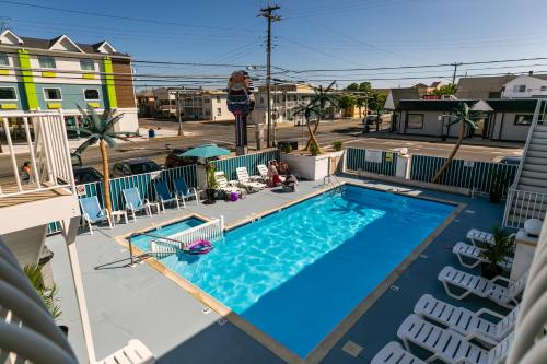 Вид на бассейн в Daytona Inn and Suites или окрестностях
