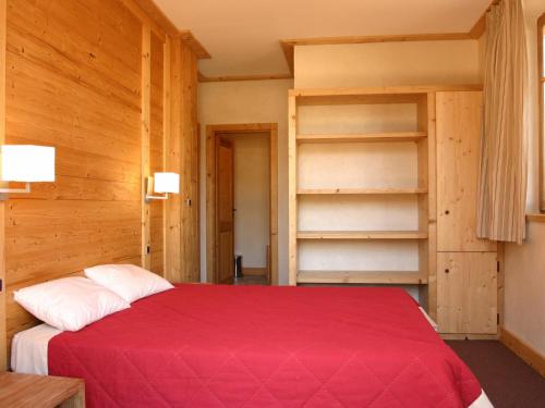 a bedroom with a red bed and shelves at Appartement Les Deux Alpes, 5 pièces, 8 personnes - FR-1-348-173 in Les Deux Alpes