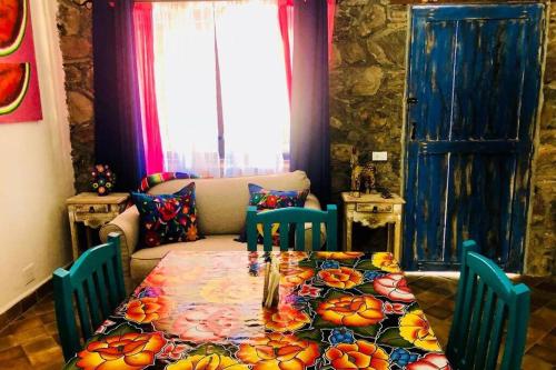 - un salon avec une table et des chaises et une chambre avec un canapé dans l'établissement Villa Puerta Azul at La Casa de Frida, à Loreto