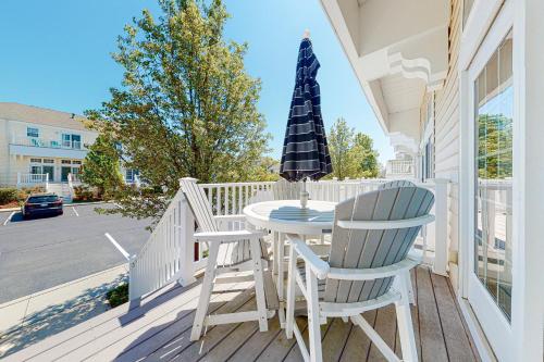 Ocean ViewにあるBayside Bethany Lakes - 38337 N Mill Ln 118のパティオ(テーブル、椅子付)