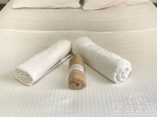 ZAZA Guest House في كوبوليتي: منشفتان فوق سرير