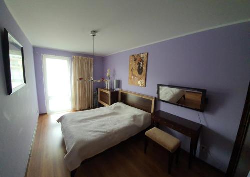 コウォブジェクにあるAquarius-Aqua Apartmentのベッドルーム1室(ベッド1台、デスク、窓付)