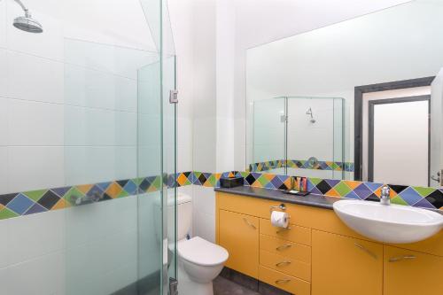 Ett badrum på Dreamcatcher Beach-Side Apartments