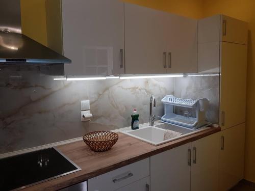 a kitchen counter with a sink and a microwave at Panorama in Eretria