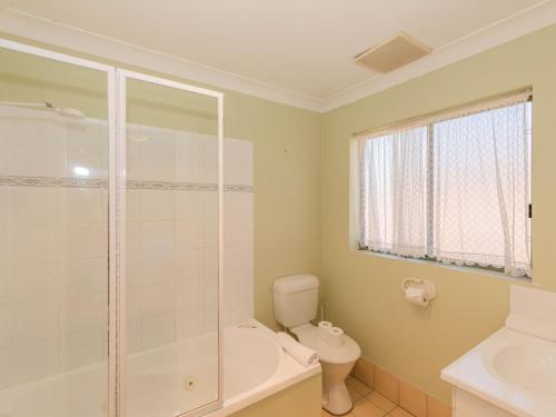 ein Bad mit einer Dusche, einem WC und einem Waschbecken in der Unterkunft Cobb and Co 3 39 Cobbon Cres in Jindabyne