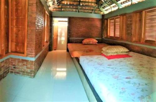 a bedroom with two beds in a room at Villa Mediana in Mojokerto