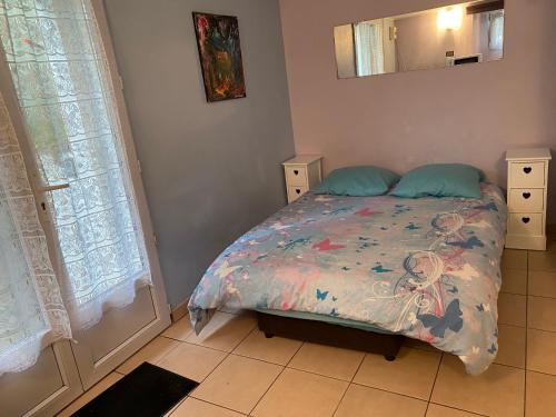 Postel nebo postele na pokoji v ubytování Charmant Studio Équipé Proche Paris et Versailles