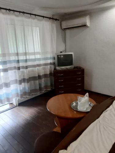 TV a/nebo společenská místnost v ubytování Кімнати поруч з автовокзалом