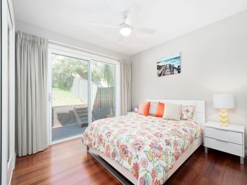 1 dormitorio con cama y ventana grande en The Seahorse en Nelson Bay