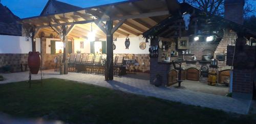 a patio with a wooden pergola in a yard at Pensiunea Curtea lui Toader in Simioneşti