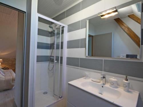 ein Bad mit einem Waschbecken, einer Dusche und einem Spiegel in der Unterkunft Gîte Bellou-sur-Huisne, 5 pièces, 7 personnes - FR-1-497-29 in Bellou-sur-Huisne