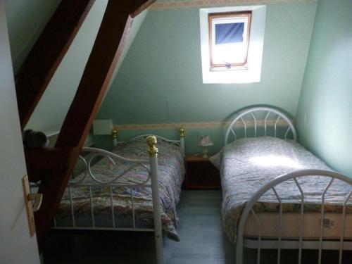 a small bedroom with two beds and a window at Gîte Beauvoir-Wavans, 3 pièces, 4 personnes - FR-1-376-28 in Wavans