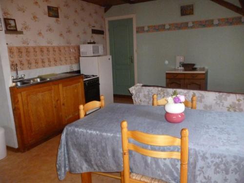 a kitchen with a table with a blue table cloth at Gîte Beauvoir-Wavans, 3 pièces, 4 personnes - FR-1-376-28 in Wavans