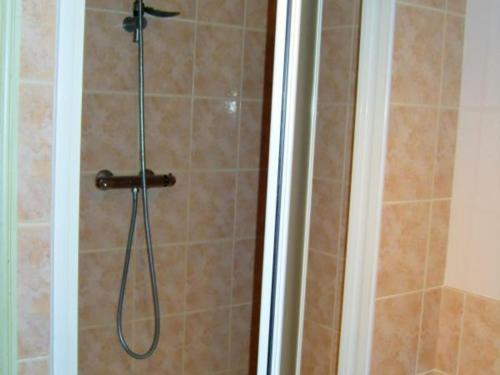 ブレレにあるGîte Bléré, 5 pièces, 10 personnes - FR-1-381-6のバスルーム(シャワー、シャワーヘッド付)が備わります。