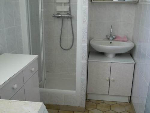 baño blanco con ducha y lavamanos en Gîte Recques-sur-Hem, 2 pièces, 2 personnes - FR-1-376-58, en Recques-sur-Hem