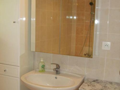 y baño con lavabo y espejo. en Gîte Abilly, 2 pièces, 4 personnes - FR-1-381-368 en Abilly-Sur-Claise