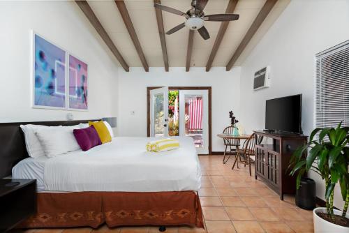 Katil atau katil-katil dalam bilik di Float Palm Springs - Adults Only