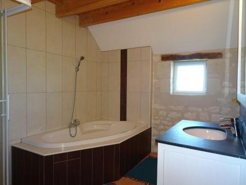Kúpeľňa v ubytovaní Gîte Civray-sur-Esves, 4 pièces, 6 personnes - FR-1-381-323
