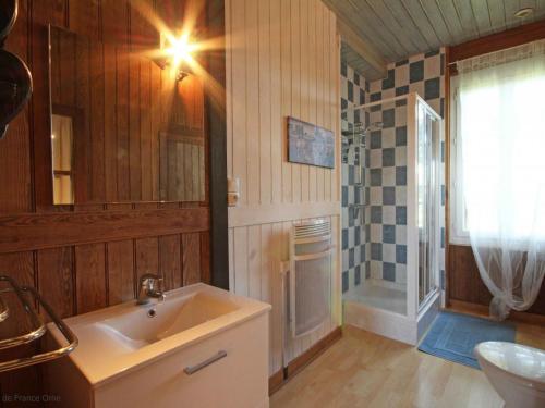 Phòng tắm tại Gîte Saint-Pierre-la-Rivière, 4 pièces, 5 personnes - FR-1-497-5