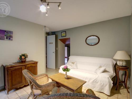1 dormitorio con 1 cama, mesa y sillas en Gîte Saint-Didier-sur-Rochefort, 3 pièces, 4 personnes - FR-1-496-12, en Saint-Didier-sur-Rochefort