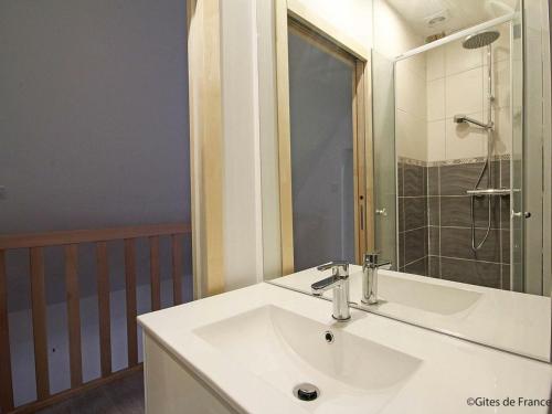 ein Badezimmer mit einem weißen Waschbecken und einer Dusche in der Unterkunft Gîte Marchainville, 2 pièces, 2 personnes - FR-1-497-84 in Marchainville