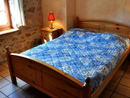 Gîte Maringes, 3 pièces, 5 personnes - FR-1-496-30 في Maringes: غرفة نوم مع سرير مع لحاف أزرق