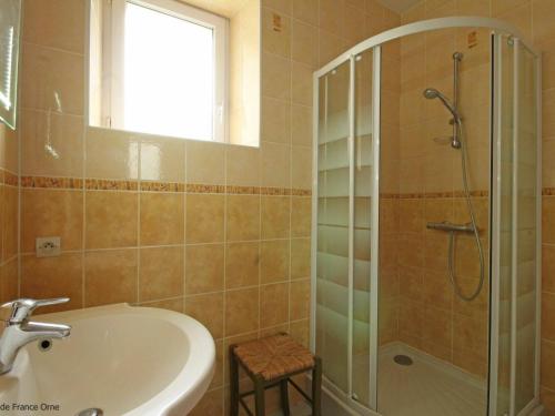 Bathroom sa Gîte Montabard, 3 pièces, 5 personnes - FR-1-497-43