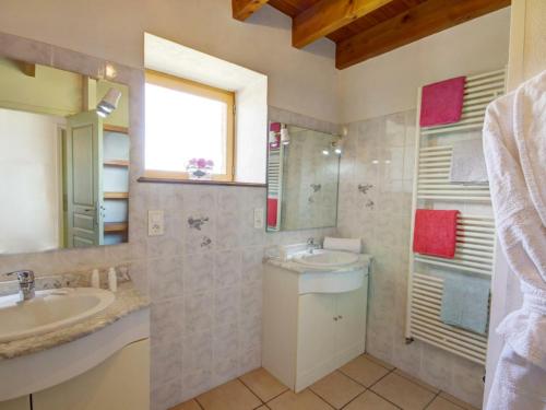 uma casa de banho com um lavatório e um espelho em Gîte Les Salles, 4 pièces, 6 personnes - FR-1-496-61 em Les Salles