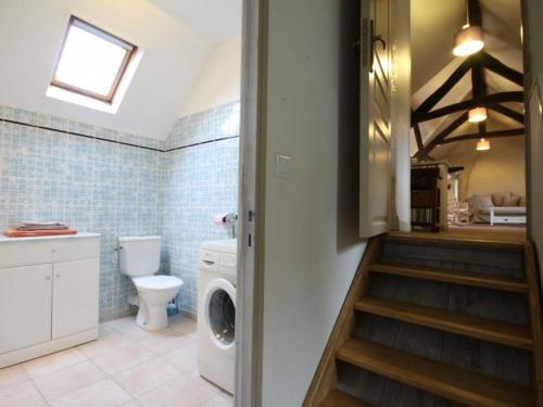 ein Badezimmer mit einer Waschmaschine und einem Trockner neben einem WC in der Unterkunft Gîte Radon, 2 pièces, 3 personnes - FR-1-497-111 in Radon